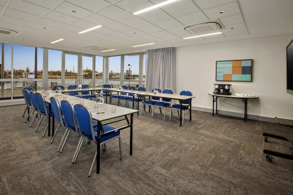 Quest Port Adelaide Aparthotel Екстериор снимка